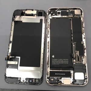 iPhone SE3 ◎液晶パネル交換 ◎強化ガラス貼り付け ◎埼玉県入間市黒須 iPhone修理SHOP入間春日町いなげや店