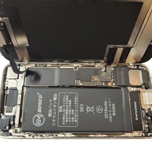 【iPhoneSE 第3世代 バッテリー交換】iPhoneの充電がたまらず起動しない。バッテリー交換ですぐに直るかもしれません!!|根室市昭和町