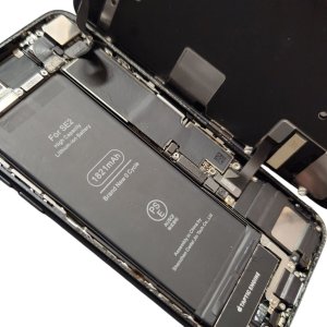 【iPhoneSE 第2世代 バッテリー交換】iPhoneのバッテリー持ちが悪いと感じたら30分ほどで交換ができます。ご相談お待ちしております!|根室市定基町