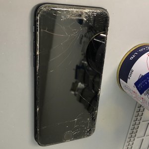 iPhoneSE3 ◎液晶交換(地域最安値) ◎埼玉県狭山市稲荷山からのお客様