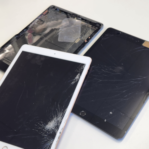 【iPad 第7/8世代 フロントパネル交換】業務用iPadをまとめて修理!!法人様修理を承っております。複数台あっても翌日お渡し可能!!｜前橋市下佐鳥町