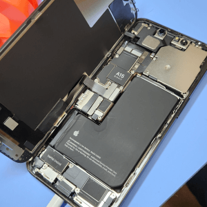 【iPhone 13 Pro バッテリー交換】充電の減りが早いなと感じたら…バッテリーを交換して年末年始の大連休に備えましょう!!｜高崎市東貝沢町