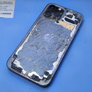 【iPhone12ProMax バックパネル交換】車の下敷きで背面ガラスが粉々に…時間はかかりますが当店は修理ご対応致します!!｜高崎市井野町