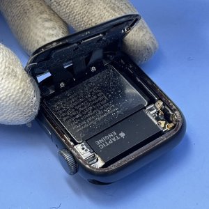 【AppleWatch SE 40ｍｍ ガラス浮き修理】何もしていないのに何故かガラスの接着面に隙間が!!浮いているガラスの接着面を付け直します!!｜前橋市箱田町