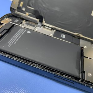 iPhone13電池膨張 バッテリー交換| 龍ケ崎市佐貫町| 画面が浮き上がってお困りのお客様ご相談ください！