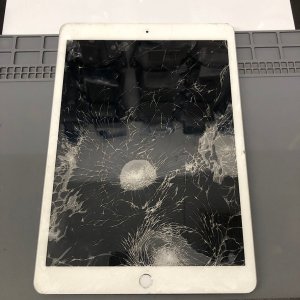 iPad 7 ◎フロントパネル交換 ◎液晶交換  ●埼玉県狭山市入間川からのお客様