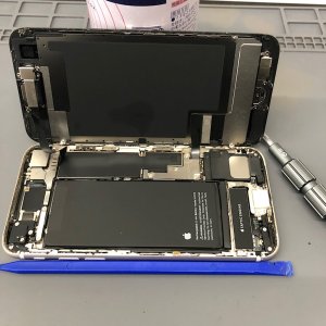 iPhone SE3 ◎フロントパネル交換 ◎バッテリー交換  ●埼玉県狭山市広瀬からのお客様