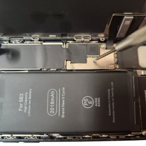 【iPhoneSE 第3世代 バッテリー交換】寒い季節はバッテリーが劣化しやすいです。ご気軽にご相談にいらして下さい!!|根室市敷島町