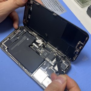 【iPhone13Pro 水没修理】水没しても放置しておくと徐々に悪化することがあります、まずはすぐに基盤のクリーニングが必要です!!｜前橋市総社町