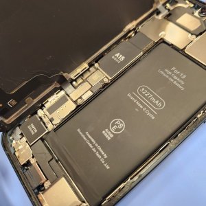【iPhone13 バッテリー交換】バッテリー持ちが原因で取替をお考えなら、当店までご相談ください!バッテリー交換の方が断然お得!|前橋市小相木町