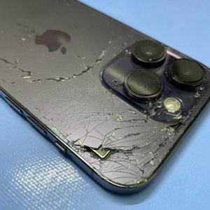 iPhone14Pro 落下破損 背面パネル交換| 取手市和田| 背面パネル交換もご予約で対応致します！