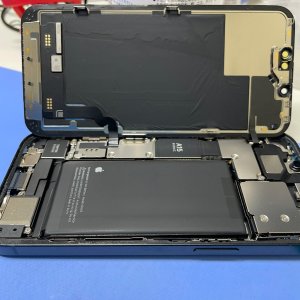 iPhone13 電池過熱 バッテリー交換| 龍ケ崎市久保台| 電池交換も、即日修理致します！