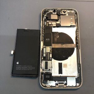 iPhone 13 ◎バッテリー交換　¥7,980- ●入間市鍵山からお越しのお客様