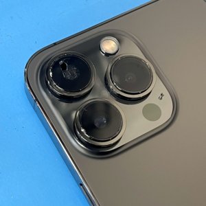 【iPhone13Pro アウトカメラレンズ交換】レンズが割れて、カメラを起動すると光でにじむ…アウトカメラレンズ交換で綺麗に修復!!|高崎市新保町