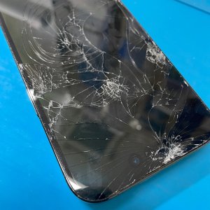 iPhone15 バイク落下破損 液晶交換|取手市戸頭| iPhone16修理も即日お渡しの修理対応!