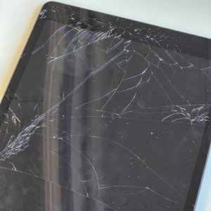 【iPad 第8世代 フロントパネル交換】画面がバキバキに割れてしまった…iPadの修理ならスマホ修理SHOP前橋店にお任せください!|高崎市新保田中町