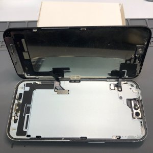 iPhone 15 ◎フロントパネル交換 ¥18,980- ●飯能市永田町からお越しのお客様