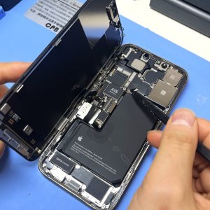 【iPhone13Pro バッテリー交換】充電すると異常に熱くなる…バッテリー交換で発熱トラブル解消しましょう!!|前橋市問屋町