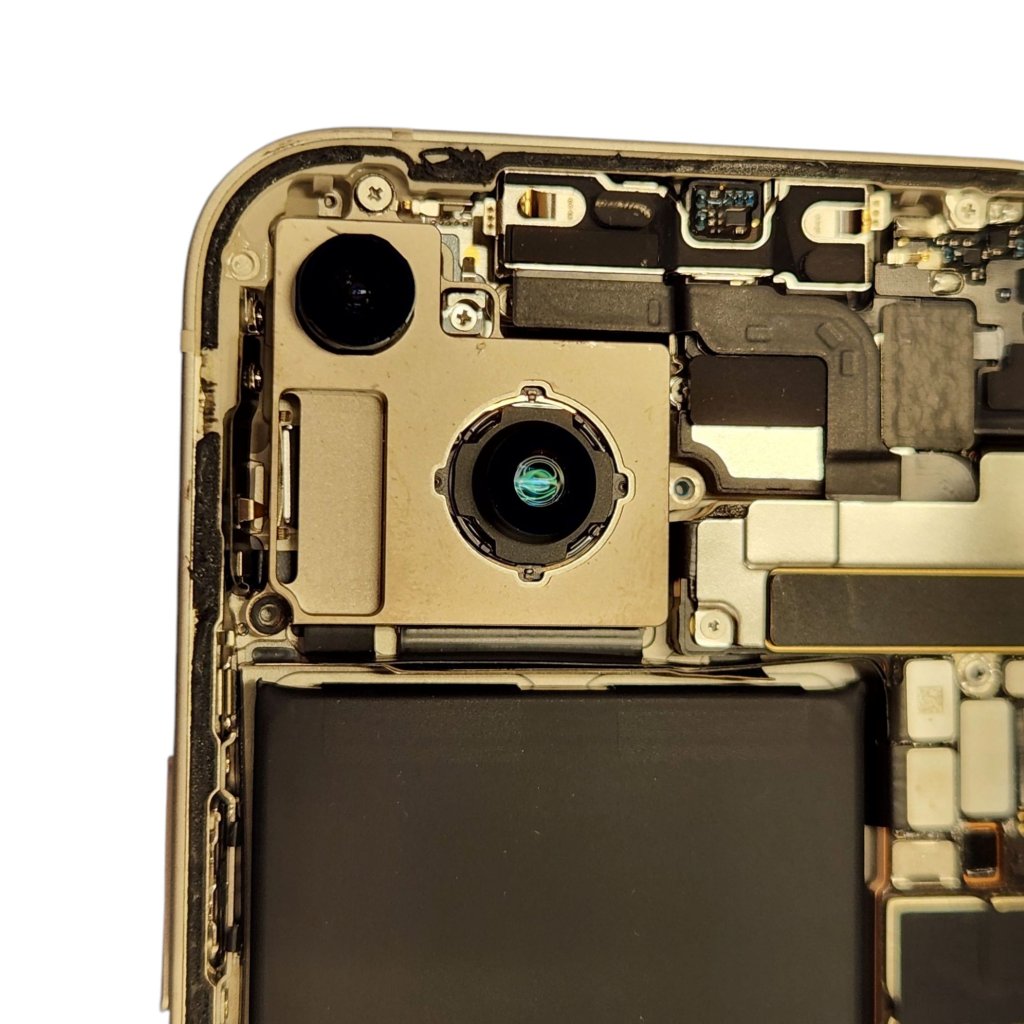 【iPhone14 アウトカメラ交換】カメラアプリを起動すると、画面が真っ暗な状態に…何をしても回復しない時は当店までご相談ください!|前橋市駒形町