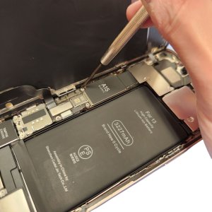 【iPhone13 バッテリー(電池)交換】バッテリーの最大容量が76%まで低下。バッテリー交換で100%に回復致します!!| 根室市曙町
