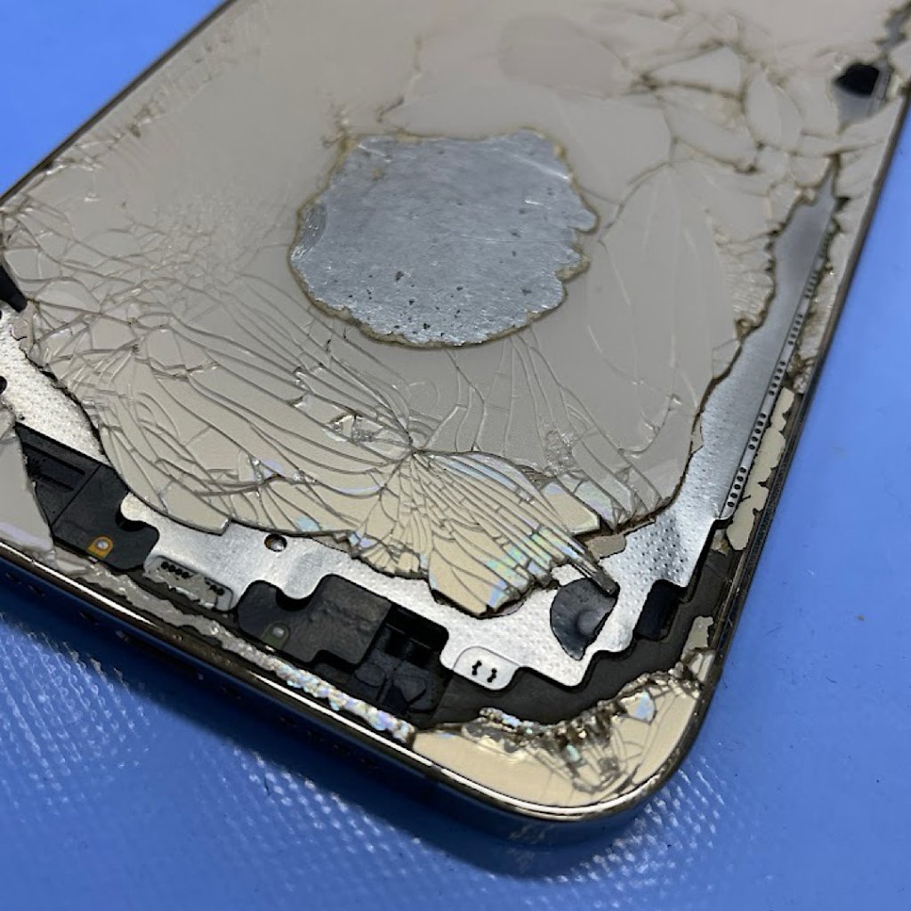 iPhone14 バックパネル破損 背面パネル交換| 守谷市松ケ丘| バックパネル修理もご予約対応しております!