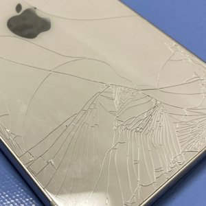 iPhone14バックパネル大破 ガラス交換| 印西市鎌苅 | 背面交換もご予約で即日お渡し対応しております!