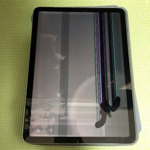 iPad10 画面に緑の線が入った 液晶交換| 守谷市百合ヶ丘| 液晶交換も電話予約で即日お渡しの修理対応しております‼︎