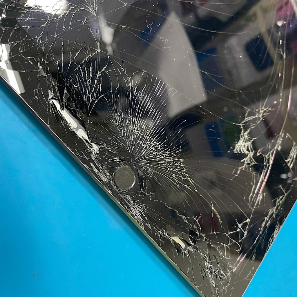 iPad 6 ソファーで踏み付け破損 パネル交換| 利根町早尾| iPadの液晶交換もご予約対応致します!
