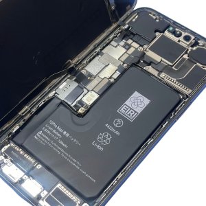【iPhone15ProMax バッテリー交換】最近バッテリーの消費が早いなと思ったら画面が少し浮いてきた!早めの対処が必要です。|根室市昭和町