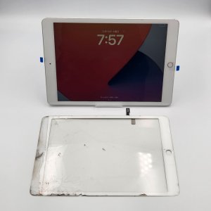 【iPad 第8世代 フロントパネル交換】iPadの画面がバキバキに割れてしまっても修理可能です!| 根室市宝林町