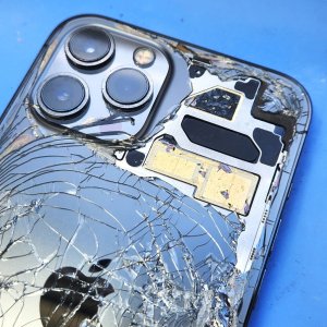 【iPhone12ProMax バックパネル修理】修理か買い替えか…まずは背面パネル交換を試しませんか?|前橋市昭和町