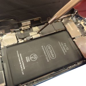 【iPhone12 バッテリー(電池)交換】バッテリー交換をして最大容量を100%に回復しませんか!!| 根室市昭和町