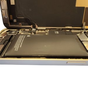 【iPhone13 バッテリー(電池)交換】充電の減りが早いとご相談をいただいた所、バッテリーが膨張してました。即時交換対応!!| 根室市花園町