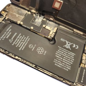 【iPhone11ProMax バッテリー(電池)交換】バッテリーの膨張を放置していたら起動しなくなってしまった!!| 中標津町緑町