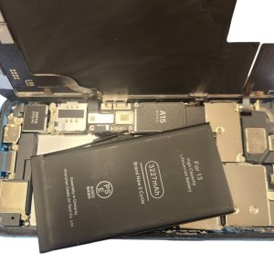 【iPhone13 バッテリー交換】バッテリーの最大容量が低下してしまい充電の持ちが悪い!当日対応の当店にお任せください。| 根室市花咲港