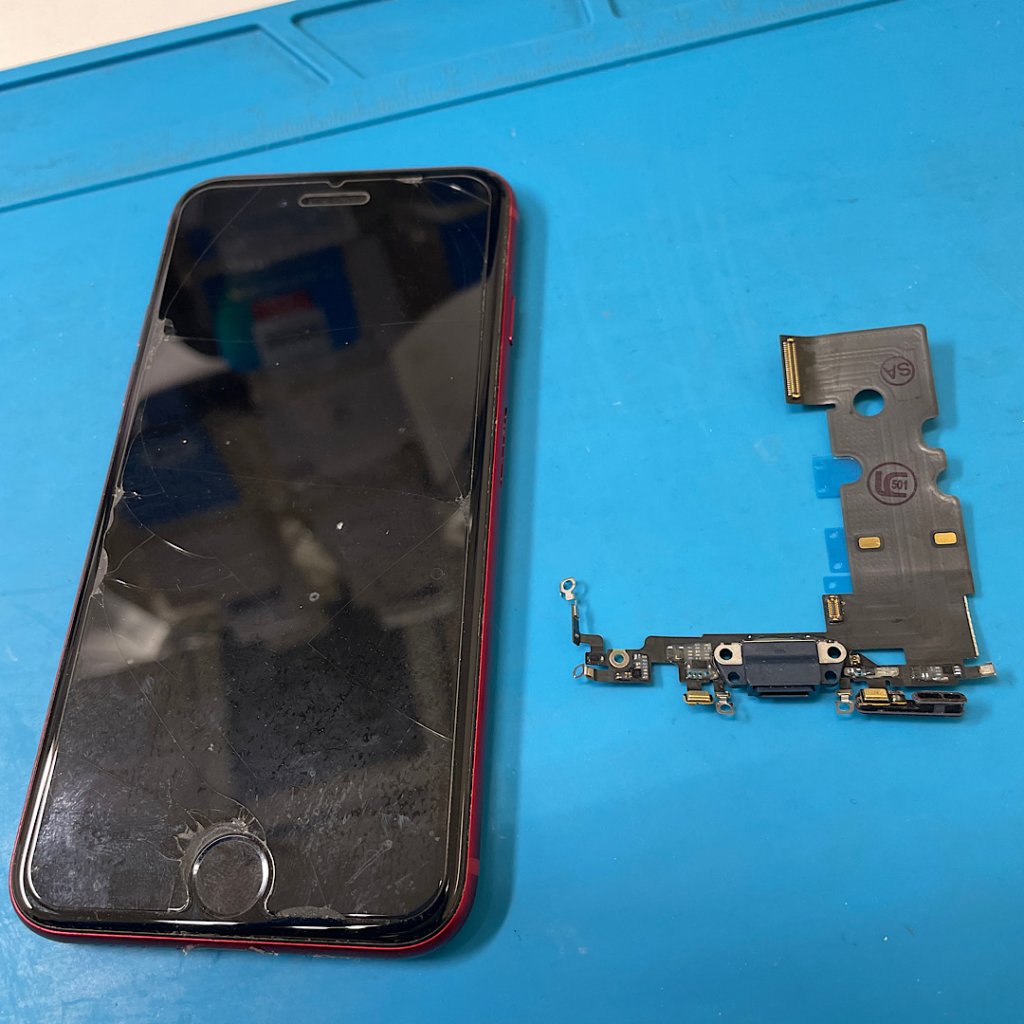 iPhoneSE3 充電出来ない!ドック修理 | 我孫子市天王台| 充電口修理も即日対応致します!