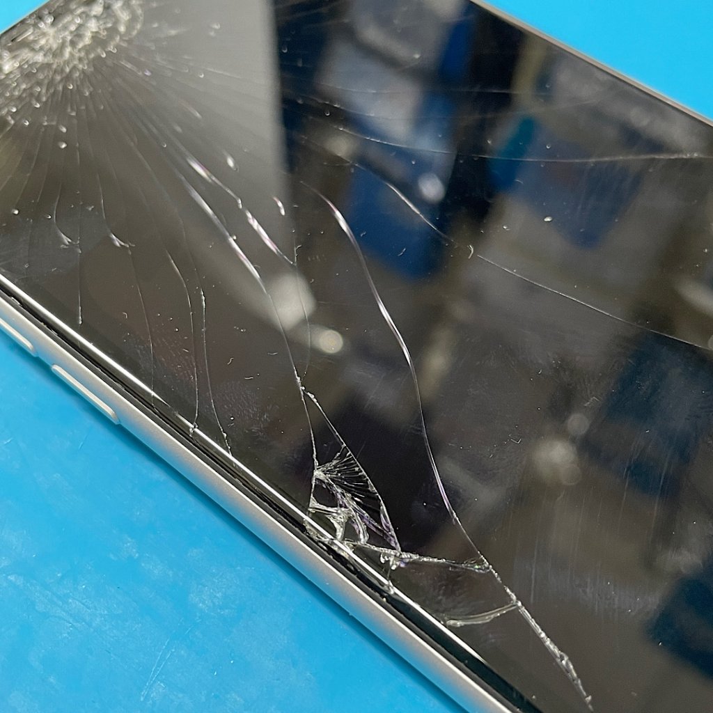 iPhone11Pro 自転車ホルダー落下 パネル交換| 取手市新町| 予約無し、駆け込みでも対応!30分のスピード修理!