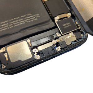 【iPhone14 ライトニング(充電口)交換】充電口にケーブルの先端が残ってしまい取れなくなってしまった!| 根室市弁天町