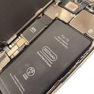 【iPhone13 バッテリー交換】充電持ちは、主にiPhoneの使用頻度や充電回数により低下していきます。気になった方はご相談ください。| 根室市鳴海町