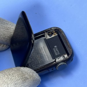 【Apple Watch SE(40mm) バッテリー交換】画面が浮く原因はバッテリー膨張?|伊勢崎市下植木町