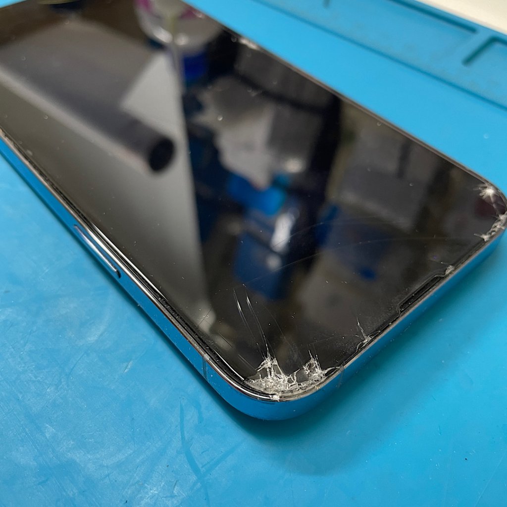 iPhone13 落下角割れ パネル修理| 利根町もえぎ野台| ガラス交換も即日お渡しで修理対応しております‼︎