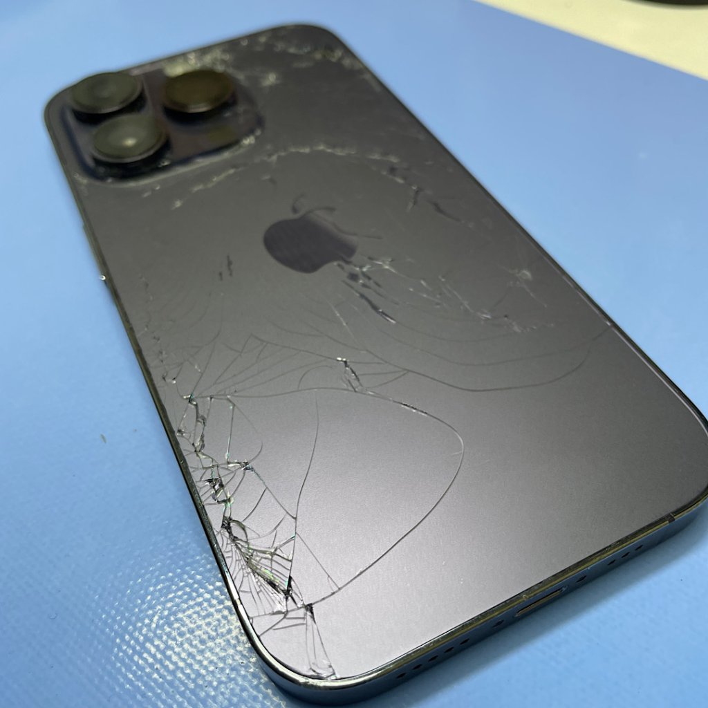 iPhone14ProMax 背面ガラス破損 バックパネル交換|守谷市みずき野|背面パネル交換もご予約で即日お渡しで修理対応
