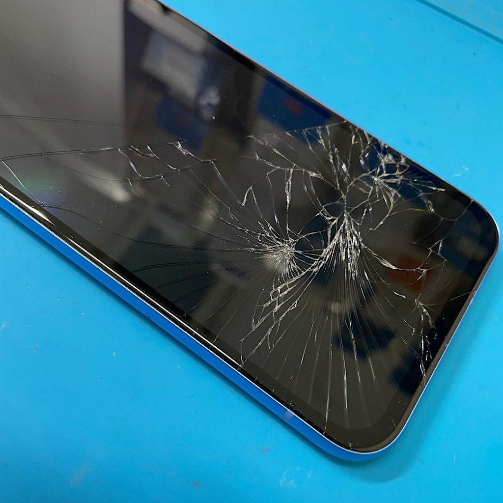 iPhone15 落下パネルひび割れ ガラス交換| 我孫子市白山|パネル交換も即日で対応致します!