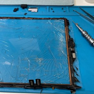 iPad9 ガラスパネル大破 デジタイザー交換| 守谷市薬師台| 企業様もおまとめ修理でご利用頂けます!