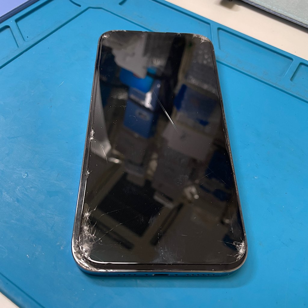iPhone16 落下角割れ パネル交換修理| 龍ケ崎市中根台| パネル交換も即日お渡しで修理対応しております‼︎