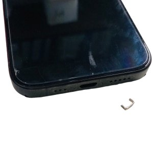 iPhone13　ライトニング清掃(コネクタパーツ詰まり)