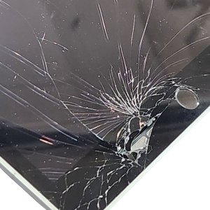 【iPad 第9世代 フロントパネル交換】ぶつけてしまった衝撃でiPadの画面ガラスが割れてしまった、、すぐに直るならとのご要望にお応えいたします!| 根室市宝林町