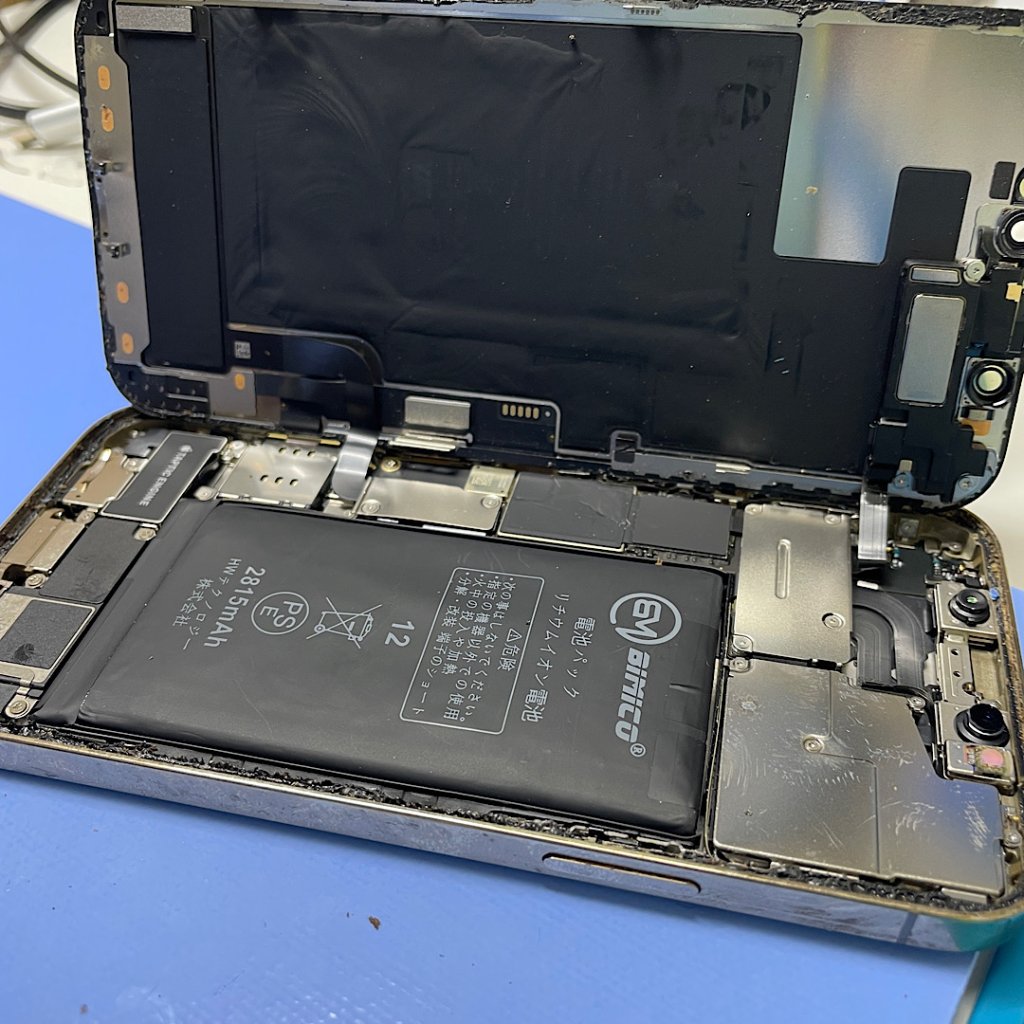 iPhone12 バッテリー膨張 電池交換|龍ケ崎市小柴| バッテリー交換も即日にて修理対応中!