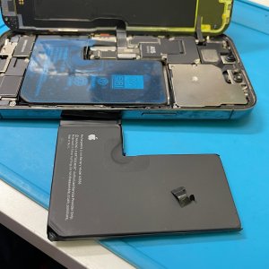 iPhone13pro セルフ修理失敗 バッテリー交換| 龍ケ崎市光順田| ご自分での修理は破損の危険が高いです！
