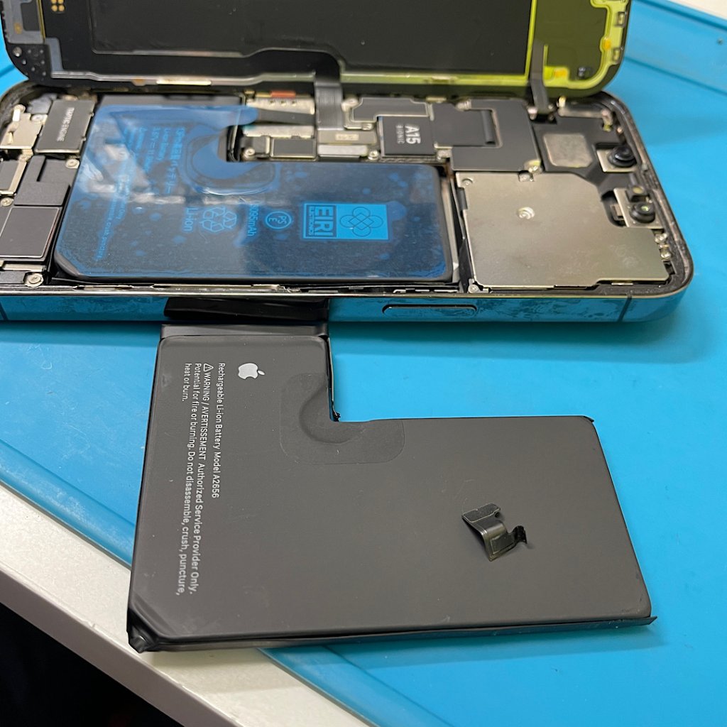 iPhone13pro セルフ修理失敗 バッテリー交換| 龍ケ崎市光順田| ご自分での修理は破損の危険が高いです!